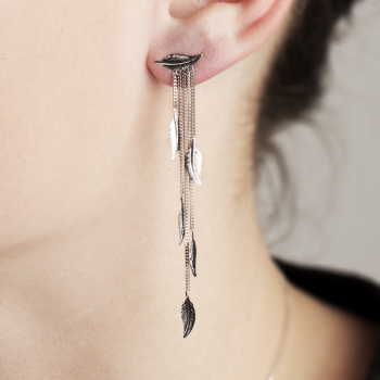 Boucle d'oreille femme pluie de petite plume en or 9 carats.