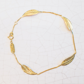 Bracelet femme quatre grosse plumes en or 9 carats.