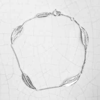 Bracelet femme quatre grosse plumes en or 9 carats.