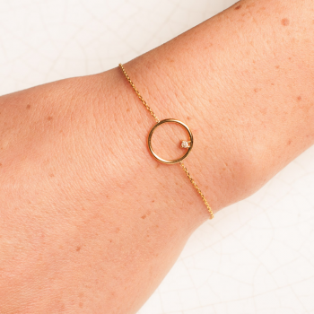 Bracelet femme fil rond ajouré serti d'un diamant de laboratoire en or 9 carats.