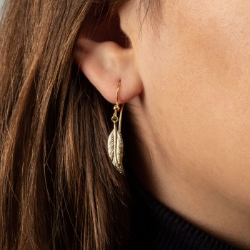 Boucle femme plume sur crochet.