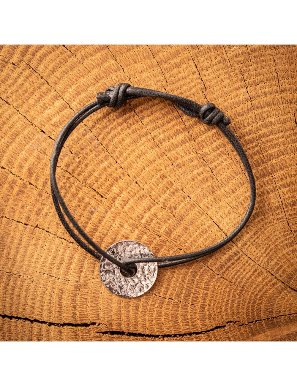 Bracelet homme cordon avec donut en or 18 carats.