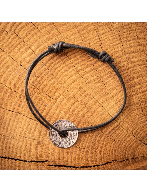 Bracelet homme cordon avec donut en or 18 carats.