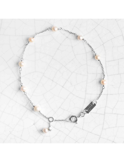 Bracelet perles d'eau douce nacrées en Or blanc 9 carats.