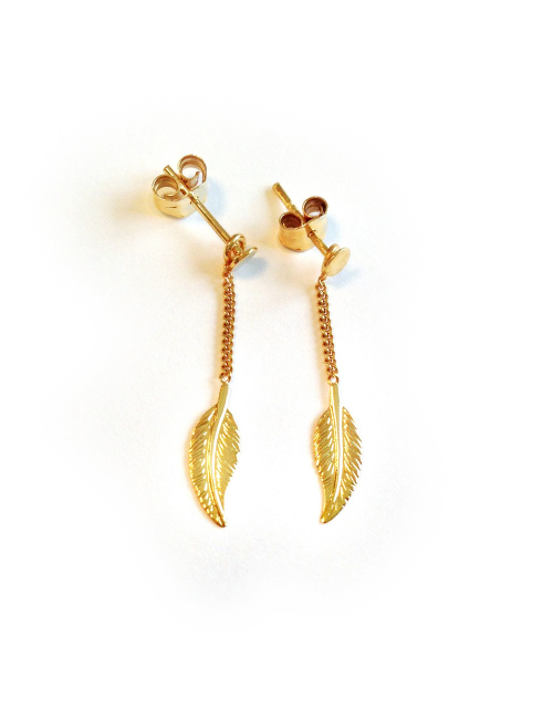 Boucle d'oreille femme plume pendante 18 carats.