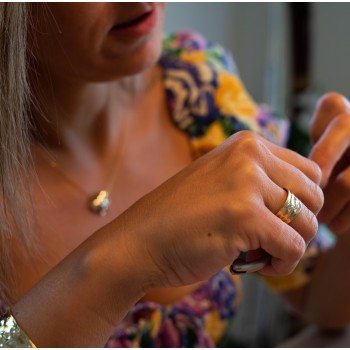 Bague femme en or froissé 11 mm en or 18 carats.