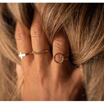 Bague femme rond ajouré serti d'un diamant de 0,03 carats en or 18 carats.