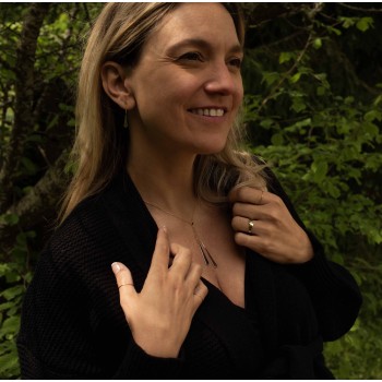 Boucle d'oreille petite cravate pendante 18 carats.