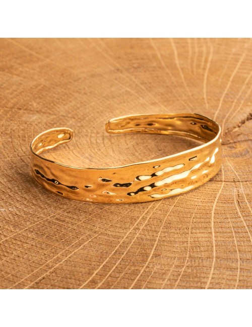Bracelet tout d'Or 18 carats à la texture froissée.