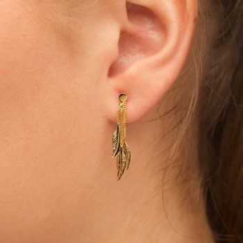 Boucle d'oreille femme trois plumes pendantes en or 18 carats.