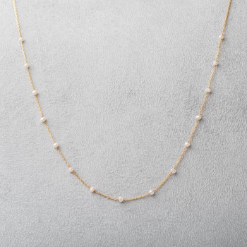 Collier orné de perles d'eau douce.