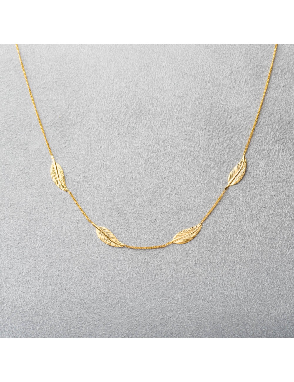 Collier 4 grandes plumes d'Or. Collier 4 grandes plumes d'Or.