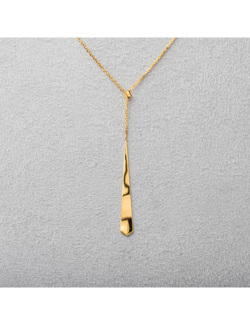 Collier en Y cravate. Collier en Y cravate.
