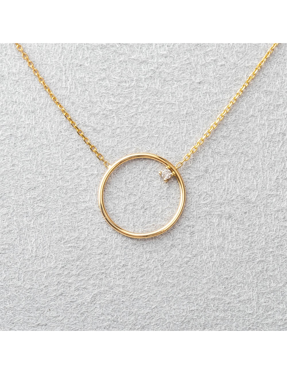 Collier Or cercle de taille moyenne avec diamant de laboratoire. Collier Or cercle de taille moyenne avec diamant de laboratoire.