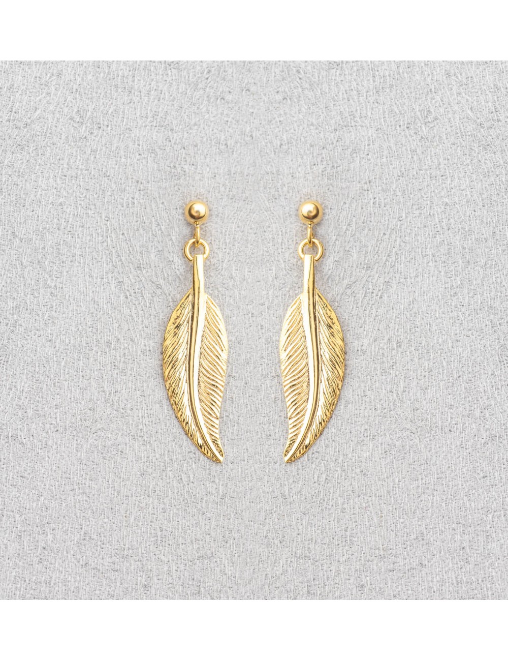 Boucle femme plume sur tige.
