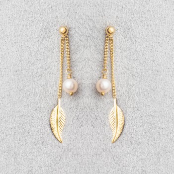 Boucle d'oreille femme plume et perle d'eau douce pendante.
