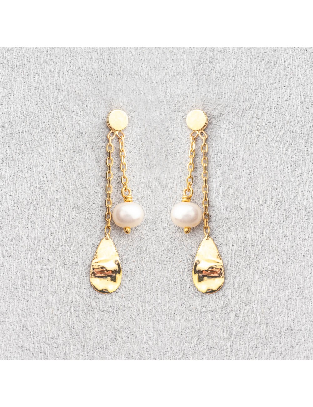 Boucle d'oreille femme pendante goutte froissée et perle d'eau douce.