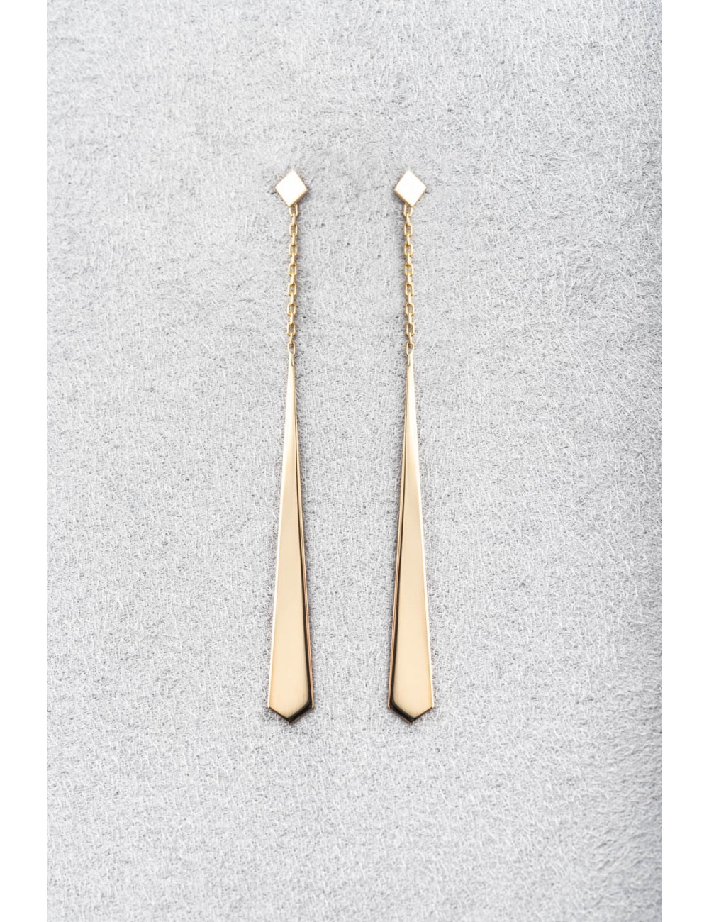 Boucle d'oreille femme cravate pendante 18 carats. Boucle d'oreille femme cravate pendante 18 carats.