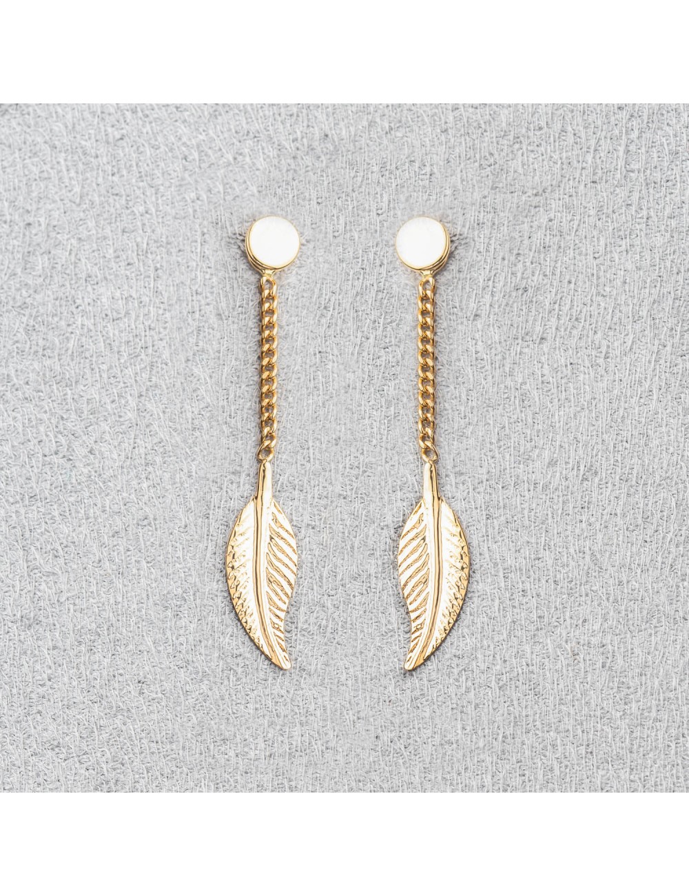 Boucle d'oreille femme plume pendante 18 carats.