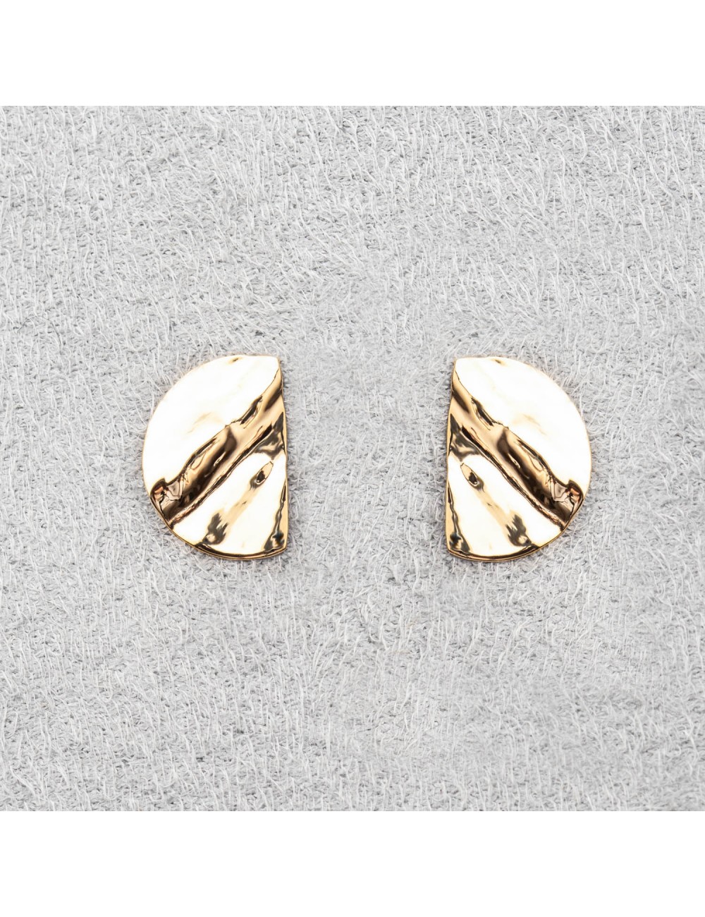Boucle d'oreille femme demi-rond froissé en or 18 carats.