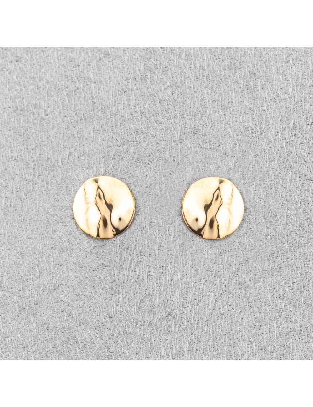 Boucle d'oreille femme moyen rond froissé en or 18 carats. Boucle d'oreille femme moyen rond froissé en or 18 carats.