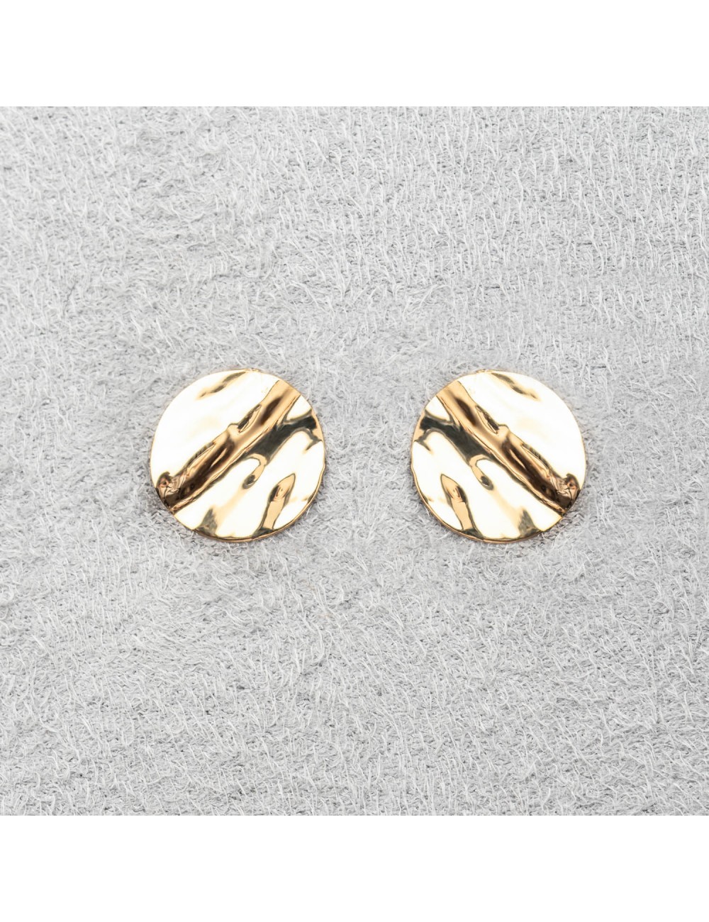 Boucle d'oreille femme grand rond froissé en or 18 carats. Boucle d'oreille femme grand rond froissé en or 18 carats.