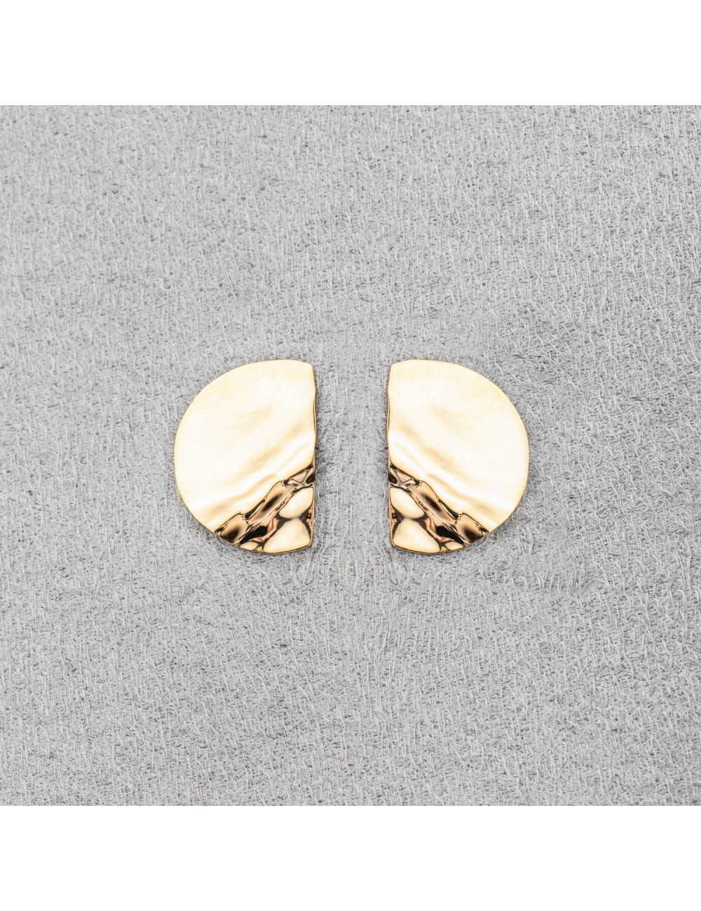 Boucle d'oreille femme grand demi rond froissé en or 18 carats.