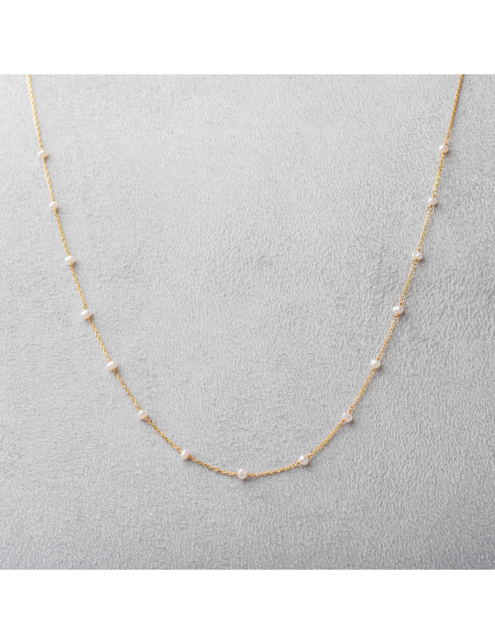 Collier femme orné de perle d'eau douce en 18 carats. Collier femme orné de perle d'eau douce en 18 carats.