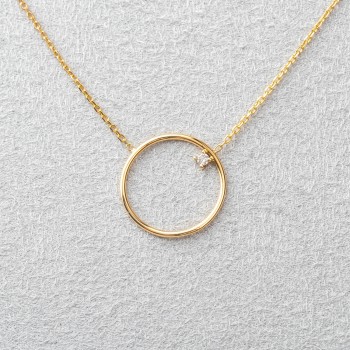 Collier femme rond ajourée en or 18 carats et son diamant de 0,03 carats.