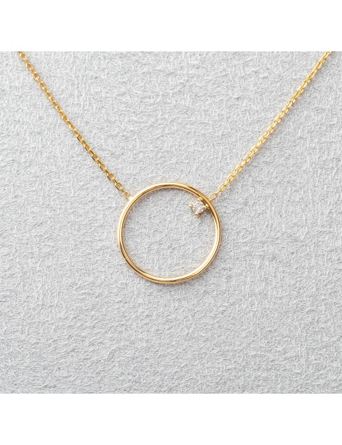 Collier femme rond ajourée en or 18 carats et son diamant de 0,03 carats.