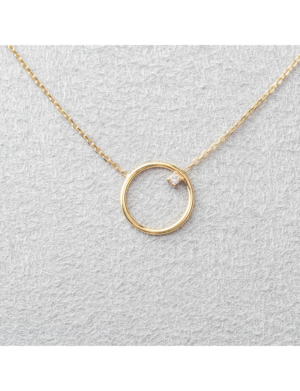 Collier femme petit rond ajourée en or 18 carats et son diamant de 0,03 carats. Collier femme petit rond ajourée en or 18 carats et son diamant de 0,03 carats.