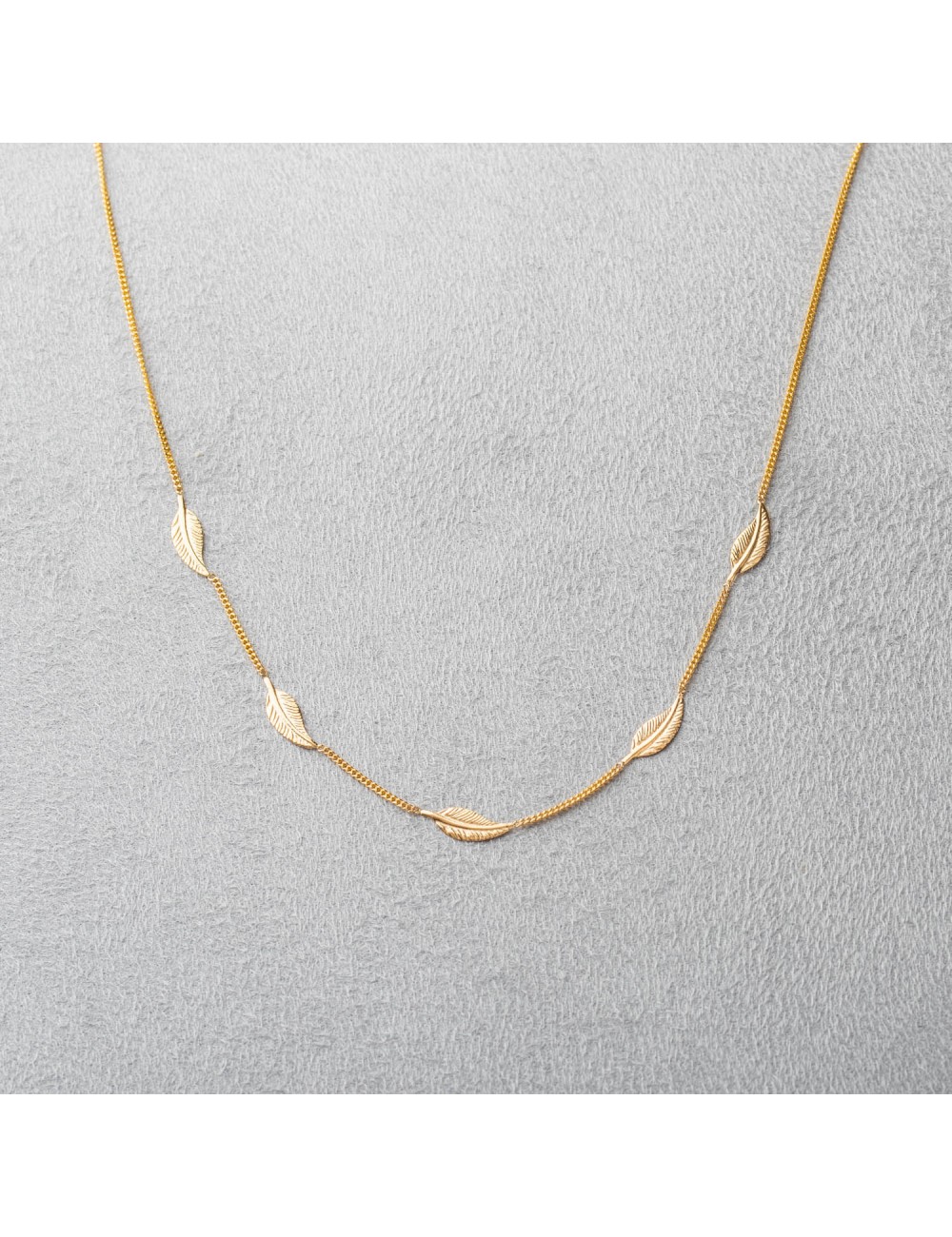 Collier femme 5 plumes en or 18 carats. Collier femme 5 plumes en or 18 carats.