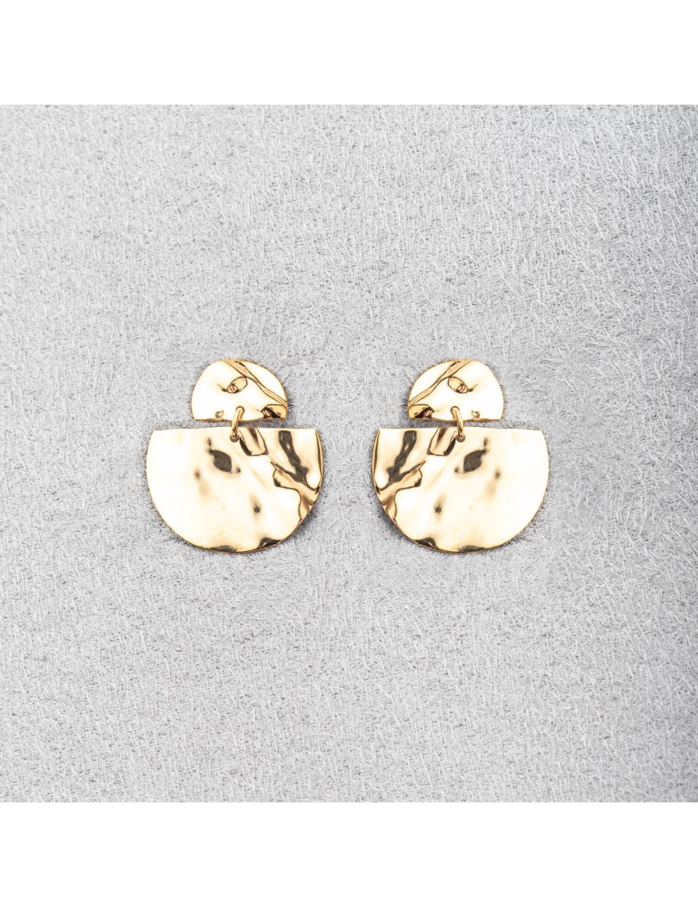 Boucle d'oreille femme double demi rond froissé en or 18 carats. Boucle d'oreille femme double demi rond froissé en or 18 carats.