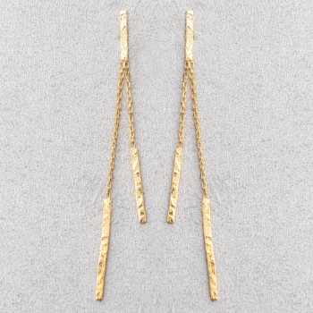 Boucle d'oreille fil grunge en or 18 carats.