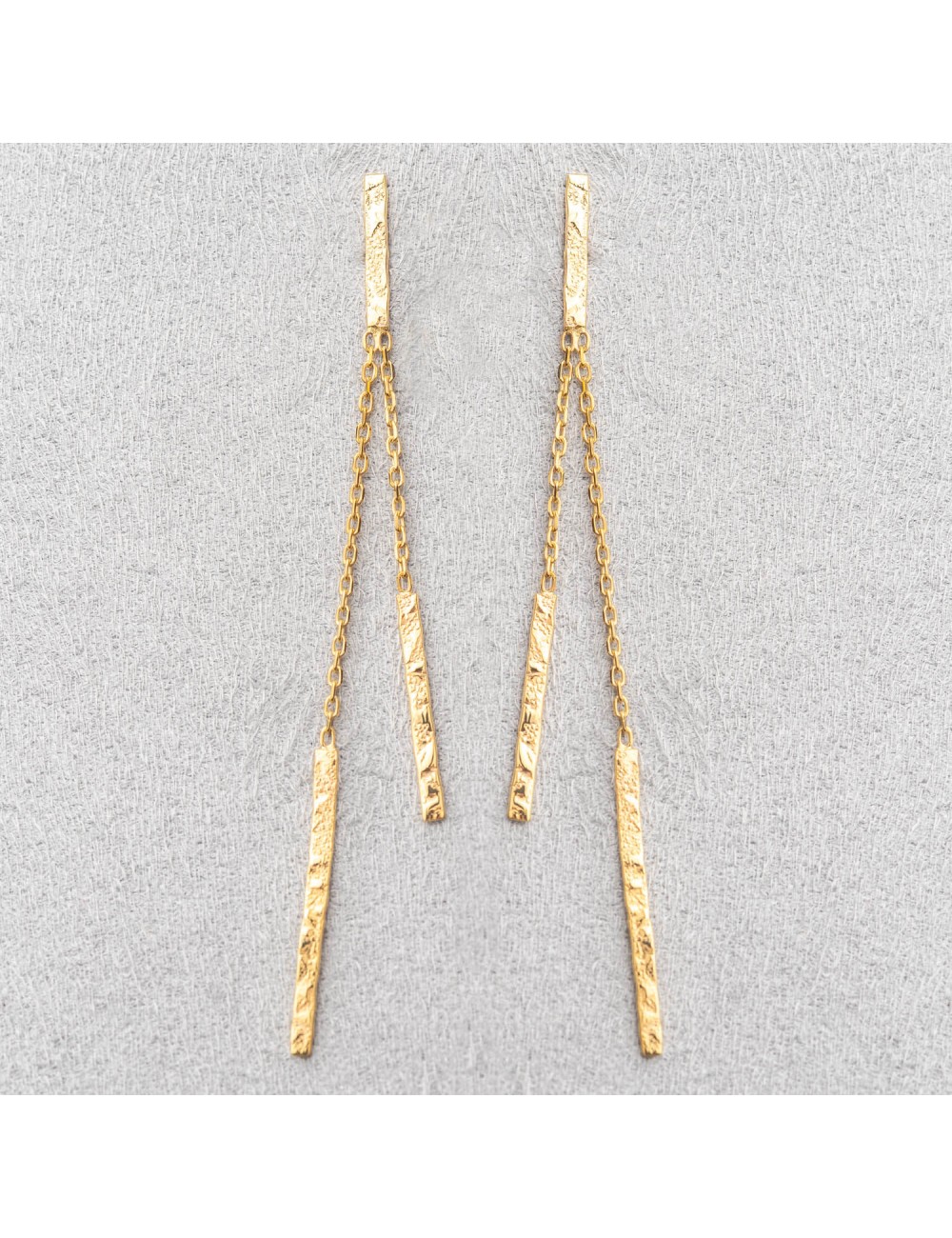 Boucle d'oreille fil grunge en or 18 carats.