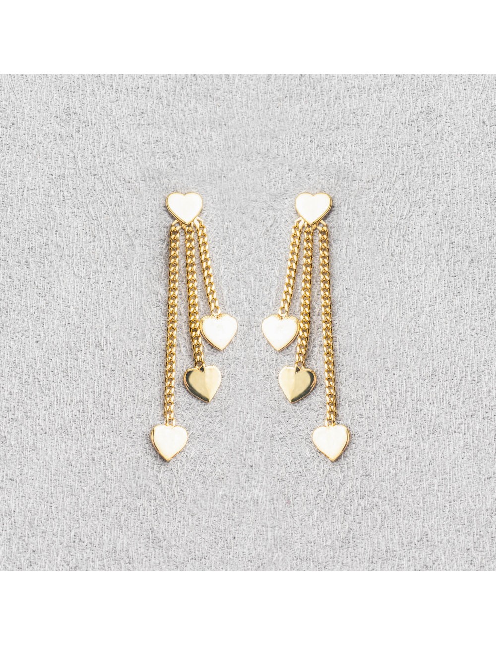 Boucle d'oreille coeurs pendants en or 18 carats. Boucle d'oreille coeurs pendants en or 18 carats.