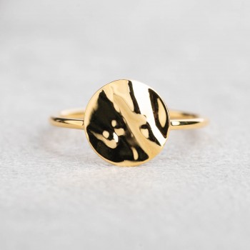 Bague moyen rond en or froissé 9 carats.