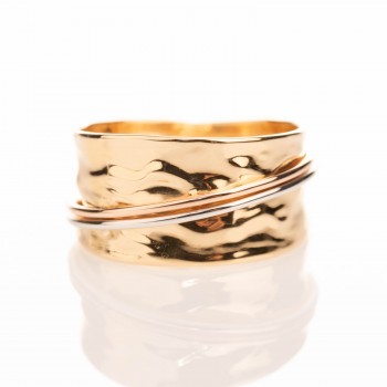 Bague en or froissé 9 carats avec fil en or blanc 9 carats et fil en or rose 18 carats.