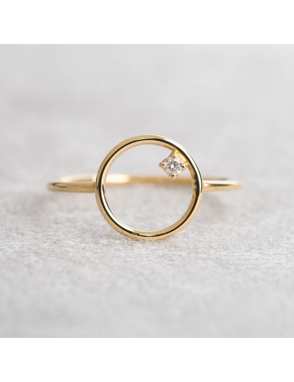 Bague rond ajouré et diamant de laboratoire en or 9 carats.