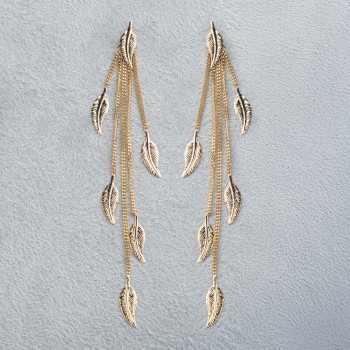 Boucle d'oreille femme pluie de petite plume en or 9 carats.