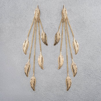 Boucle d'oreille femme pluie de moyenne plume en or 9 carats.