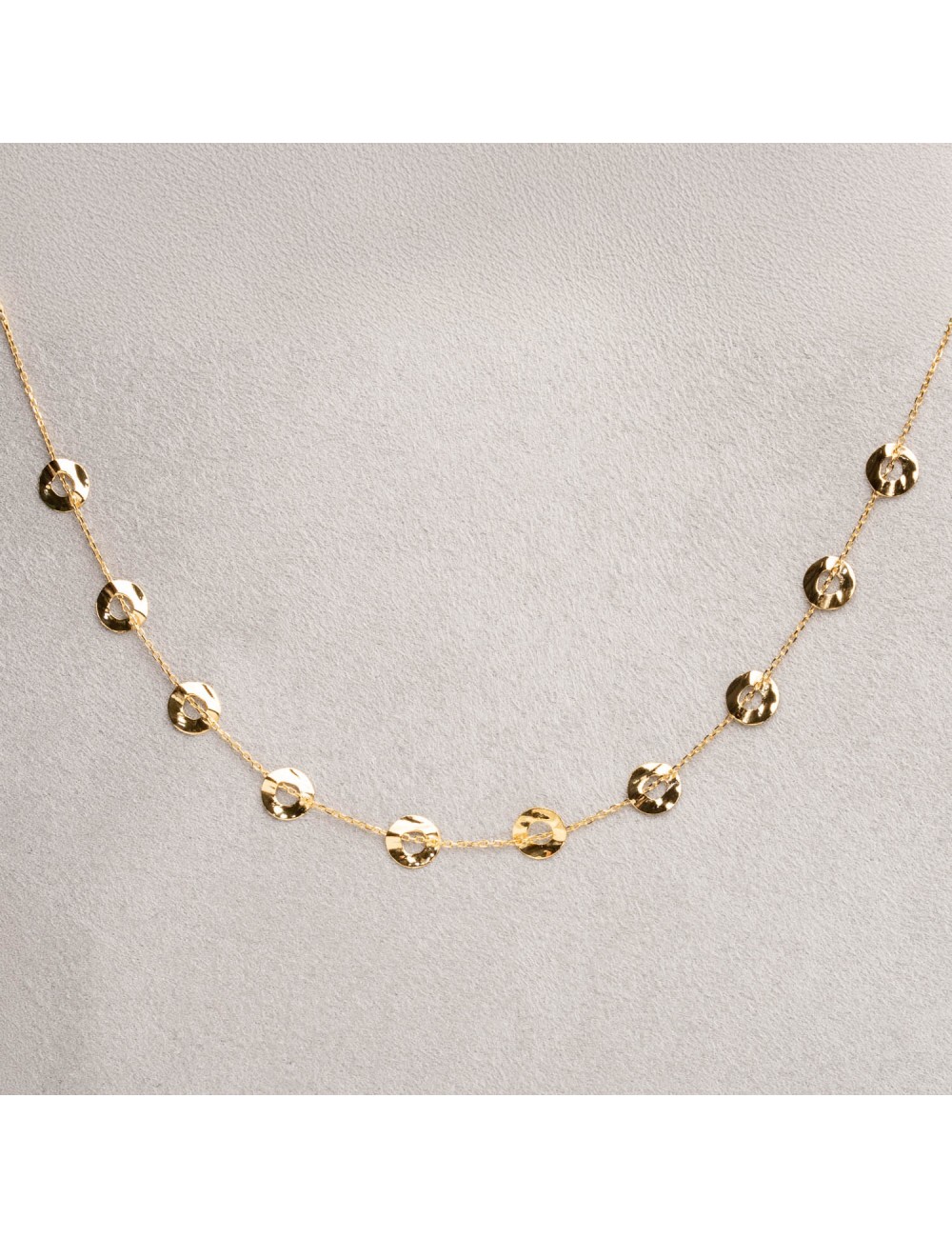 Collier femme ronds froissés et ajourés en or 9 carats.