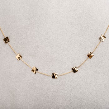 Collier femme orné de carré froissé en or 9 carats.
