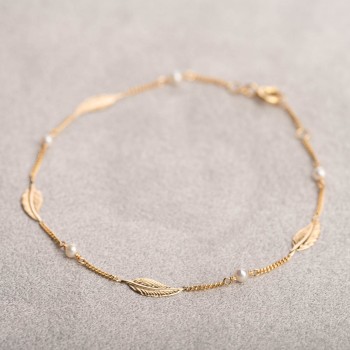 Bracelet femme plume et perle d'eau douce en or 9 carats.