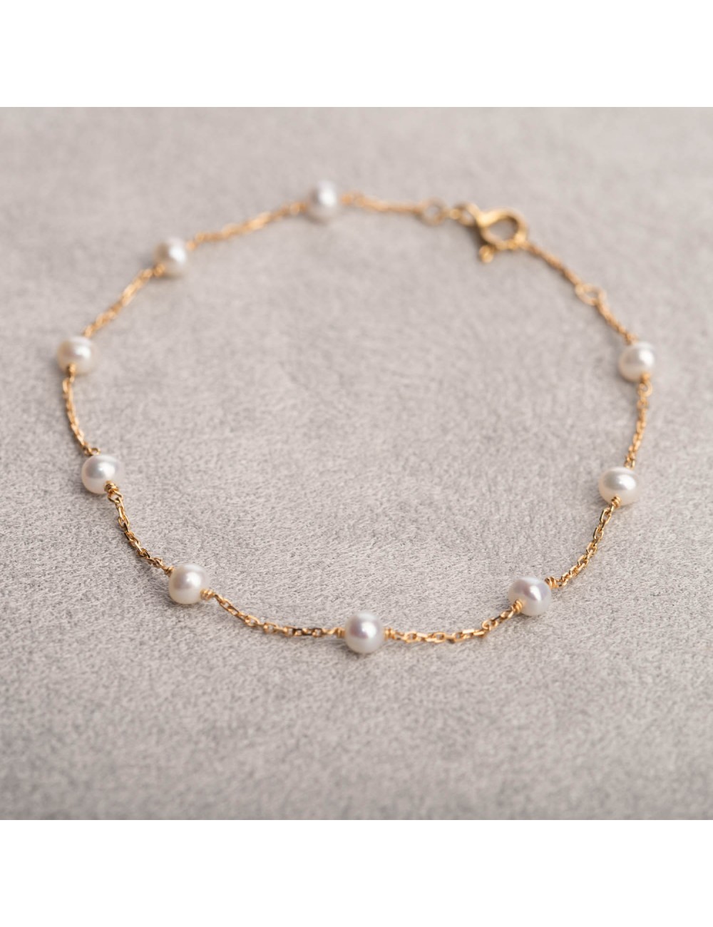 Bracelet femme orné de perles d'eau douce moyenne en or 9 carats.
