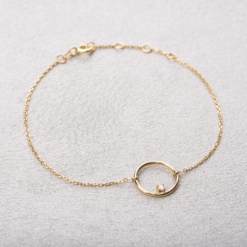 Bracelet femme fil rond ajouré serti d'un diamant de laboratoire en or 9 carats.