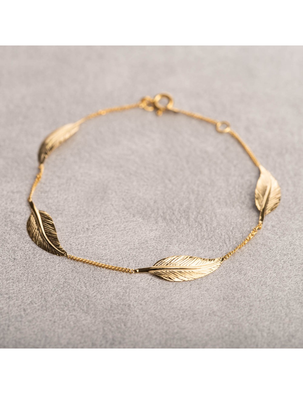 Bracelet femme quatre grosse plumes en or 9 carats.
