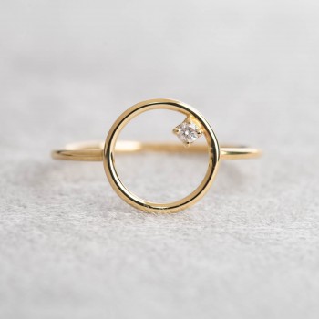 Bague femme rond ajouré serti d'un diamant de 0,03 carats en or 18 carats.