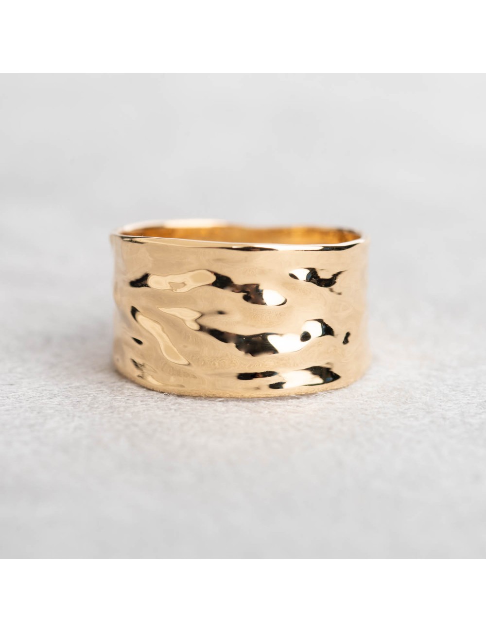 Bague femme en or froissé 11 mm en or 18 carats.