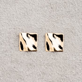 Boucle femme carré froissé en or 18 carats.